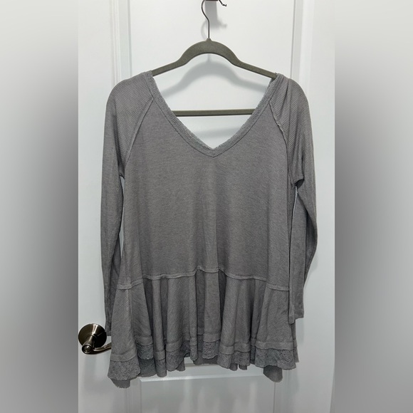 Woman’s Altar’d State Gray Ribbed Boho Chic V-Neck Top Peplum Size Medium - Picture 1 of 8